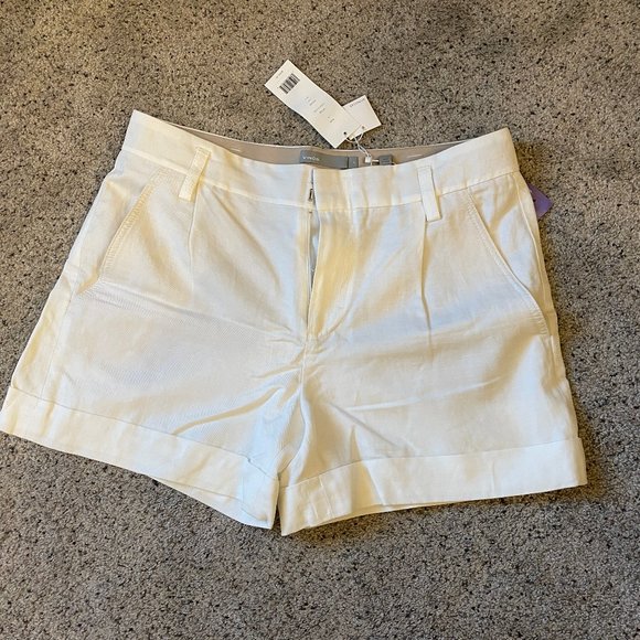 Vince NWT Front Pleat Shorts in Off-White Size 8 - Picture 1 of 8